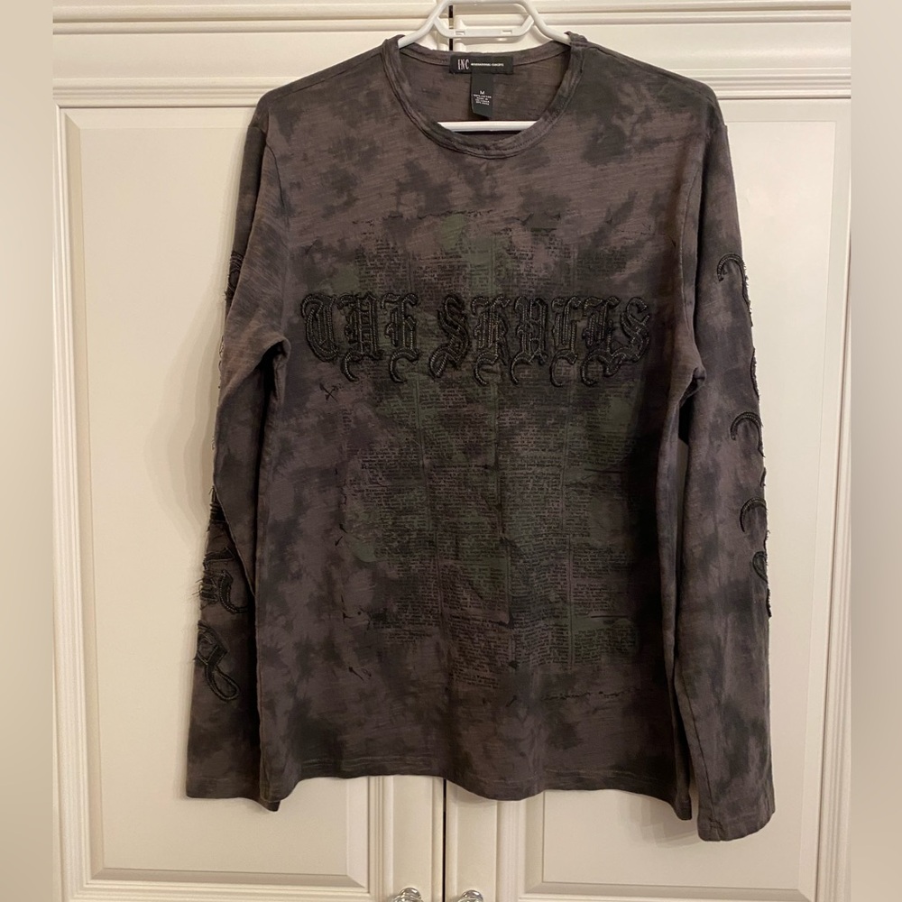 GENTLY WORN MEN’S LONG SLEEVE T SHIRT WITH EMBROIDERED DETAIL